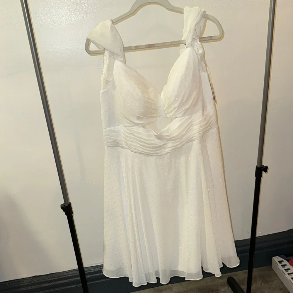 Elegant White Dress - Picture 1 of 8